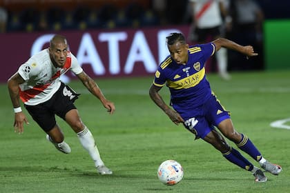 Sebastián Villa ante Maidana, en un Boca vs. River, por Copa de la Liga 2021


