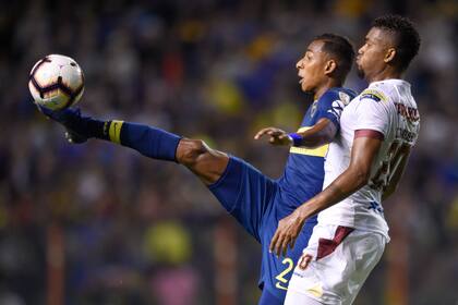 Sebastián Villa, de Boca Juniors, estira la pierna para alcanzar un balón en un partido de la Copa Libertadores ante Deportes Tolima de Colombia, el martes 12 de marzo de 2019