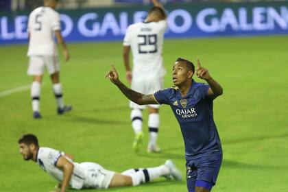 Sebastián Villa festeja su gol durante el partido que disputan Boca Juniors y Vélez Sarsfield