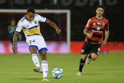 Sebastián Villa, en acción; detrás, Pablo Pérez