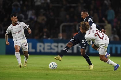 Sebastián Villa maniobra ante la marca de Guga; el colombiano, eje de la ofensiva de Independiente Rivadavia, el primer equipo que se clasificó para los 8avos de final de la Copa Libertadores