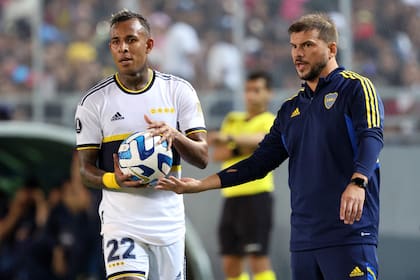 Sebastián Villa recibe una indicación del entrenador interino Mariano Herrón, que el domingo dirigirá ante Colón; el juego del colombiano le quitó campo de acción al juvenil Luca Langoni
