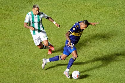 Sebastián Villa supera la marca de Fabián Bordagaray, durante el partido que disputan Boca Juniors y Banfield por la final de la Copa Diego Maradona, en San Juan.