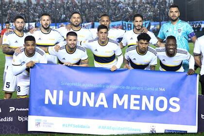 Sebastián Villa y el equipo de Boca, con un cartel contra la violencia de género, pocas horas antes de la condena