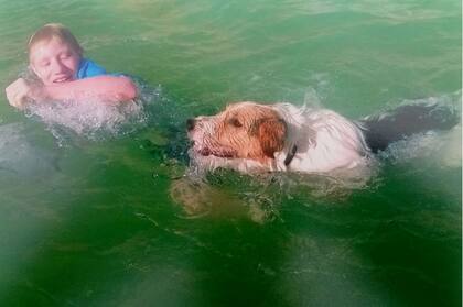 Nahuel adora las mascotas; de cada viaje suelen rescatar algún perro de la calle