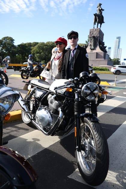 Sebastián y Fernanda Luna con su Royal Enfield GT