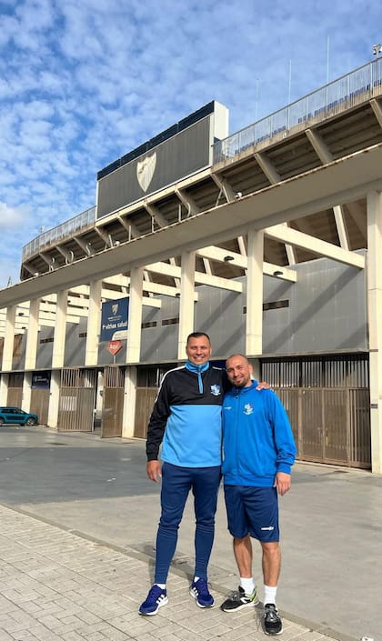 Sebastián y Juan, fundadores del Club Social y Cultural Deportivo Argentino, frente al estadio de Málaga Club de Fútbol