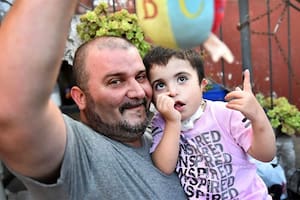 Sebastián y su hijo León.