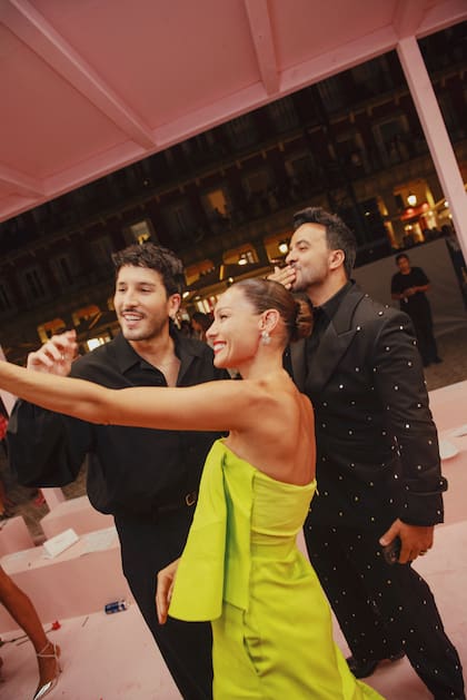 Sebastián Yatra, Pampita y Luis Fonsi.