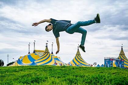 Seb, haciendo piruetas en una de las locaciones del Cirque. (Gentileza Instagram @cirqueev)