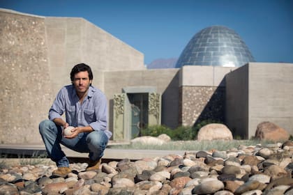 Sebastián Zuccardi en la bodega construida dentro de la finca Piedra Infinita