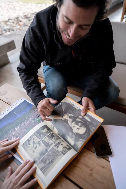 Sebastián Zuccardi muestra el libro que le dedicaron a su abuela Emma.