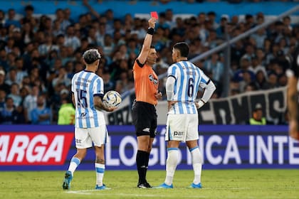 Sebastián Zunino le enseña la tarjeta roja a Marcos Rojo, que tras recibir la sanción insultó al árbitro
