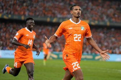 Sebastien Haller festeja el gol de Costa de Marfil que le permitió ser campeón africano por tercera vez en su historia