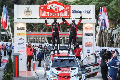 Sébastien Ogier y Julien Ingrassia festejan la victoria en el Rally de Montecarlo; Toyota no ganaba en Mónaco desde 1998, con el español Carlos Sainz.