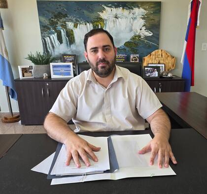 Sebely estudió abogacía pero nunca ejerció. "Soy un emprendedor serial", dice, el intendente de 39 años que se empancipó de sus padres a los 16 para que el banco le diera una chequera para "hacer negocios".