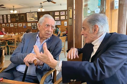 Sebreli y Vargas Llosa: la escena de la reconciliación, un domingo de 2022 por la mañana, en La Biela