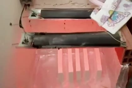 Secado de ladrillos de cocaína en una "cocina" de drogas descubierta en Puerto Madero
