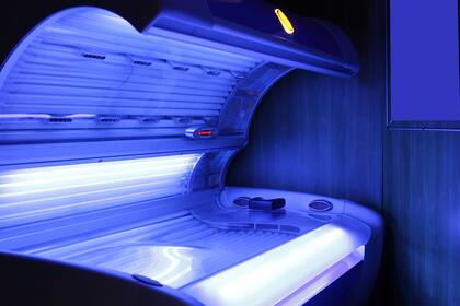 Las camas solares emiten radiaciones ultravioletas con un espectro que puede ser incluso menor que la usada en los secadores de uñas.