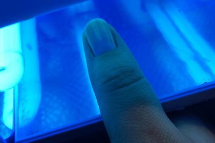 El secado del esmalte de uñas con luz ultravioleta es un procedimiento puramente cosmético que es más arriesgado de lo que se creía anteriormente.
