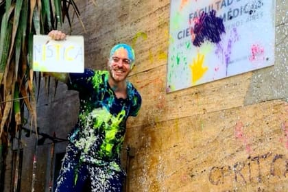 Secchi se recibió luego como médico en la Facultad de Medicina de la Universidad de Buenos Aires en 2022