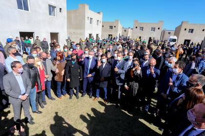 Secco fue parte de la "foto de unidad" del Frente de Todos en Ensenada, tras el anuncio de un programa para finalizar la construcción de 55 mil viviendas