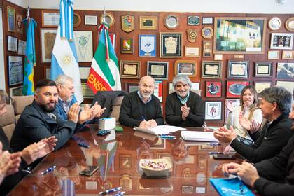Secco y Correa, al anunciar el pago del bono en la Municipalidad de Ensenada
