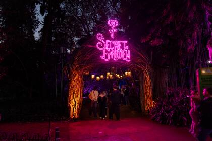 Secret Garden propone un recorrido nocturno por el Jardín Botánico, un oasis de la naturaleza que evoca los jardines franceses.