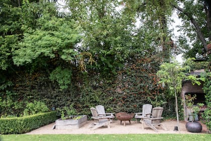 Séctor del fogón que se armó sobre binder dolomita, bajo la sombra de un árbol vecino Bauhinia forficata.