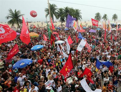 Sectores de izquierda convocaron ayer a una protesta para exigir la salida de Temer en Copacabana