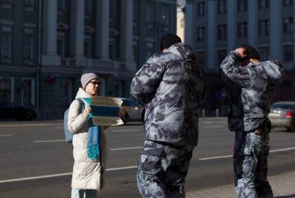 Secuencia de cómo detienen a Olga Aptysheva en Moscú por protestar contra la guerra