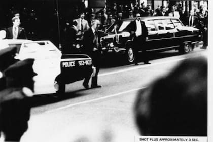 Secuencia de cuando Sara Moore disparó contra Gerald Ford en la puerta del hotel St. Francis, de San Francisco