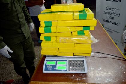 Secuestran 26 kilos de cocaína ocultos en el tanque de combustible y el baúl de un auto, en Córdoba