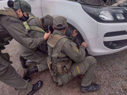 Secuestran en Tucumán 25 kilos de cocaína ocultos en el guardabarros delantero y el techo de una camioneta Chevrolet S-10 que había sido robada en Córdoba