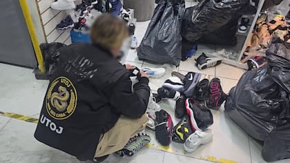 Secuestraron más de 5 mil pares de zapatillas de contrabando y mercadería apócrifa por un valor de más de 240 millones de pesos en Flores