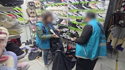 Secuestraron más de 5 mil pares de zapatillas de contrabando y mercadería apócrifa por un valor de más de 240 millones de pesos en Flores