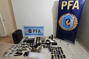 Secuestraron réplicas de armas y anotaciones en una casa situada en Caballito
