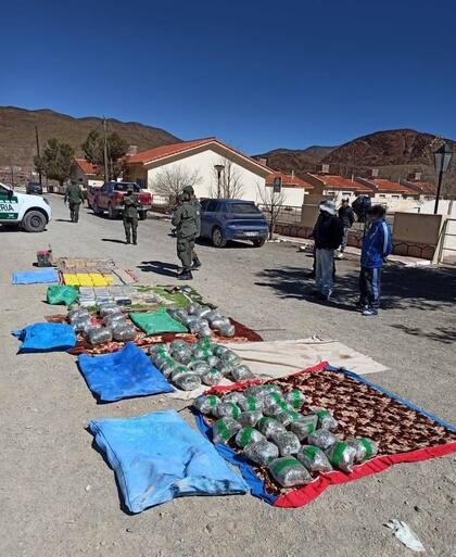 Secuestro de 42 kilos de cocaína y 105 kilos de marihuana que eran traficados hacia Chile a través de una zona inhóspita de la Puna, cerca de San Antonio de los Cobres, Salta