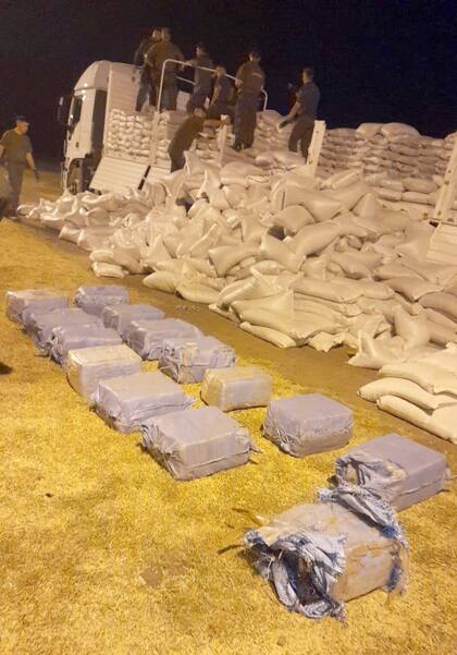 Secuestro de 426,9 kilos de cocaína ocultos bajo un cargamento de porotos, en Rosario