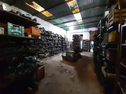 Secuestro de autopartes de autos de alta gama en el fondo de un local de la calle Warnes al 1500