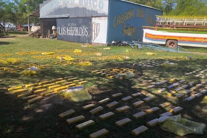 Secuestro de casi una tonelada de marihuana en dos procedimientos relacionados, en Itá Ibaté, Corrientes; parte de la droga iba oculta en un cargamento de carbón y la otra estaba en el complejo de cabañas Don Quico