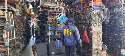 Secuestro de dos millones de autopartes de origen ilegal y vehículos robados