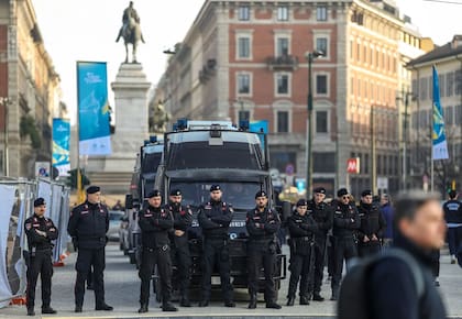 Los carabineros italianos en Milán el domingo; la ciudad acoge este mes los Juegos Olímpicos de Invierno