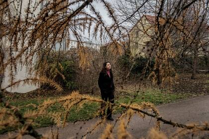 Seda Basay-Yildiz en el camino del patio trasero de su antiguo edificio de apartamentos en Frankfurt, Alemania, 16 de diciembre de 2020