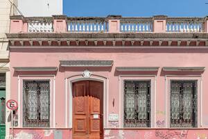 Sede del ex Museo Nacional de la Historia del Traje, con la placa histórica de mármol
