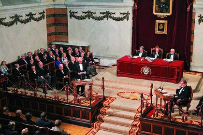 Sede solemne. Los formalismos son parte integral de una institución de tres siglos que limpia, fija y da esplendor a la lengua, según reza su lema