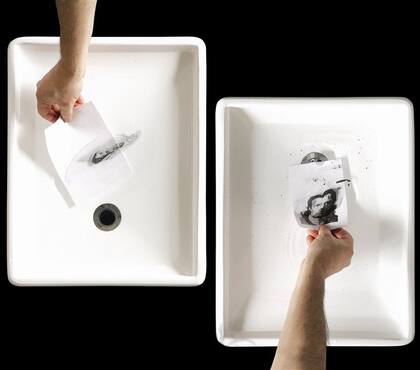 Sedimentación, obra en video de Oscar Muñoz