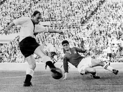 Seeler en acción en un partido entre Alemania y Suiza, en el Mundial de Chile 1962
