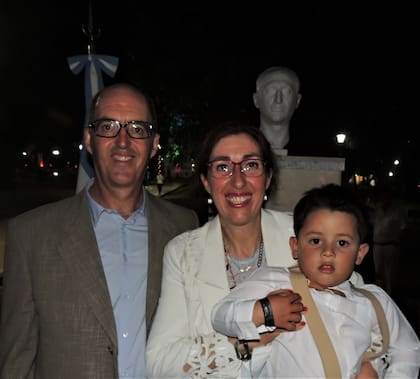 Seghetti junto a su esposa y su hijo durante la ceremonia de colocación del busto del Presidente Arturo Frondizi, en Concepción del Uruguay.
