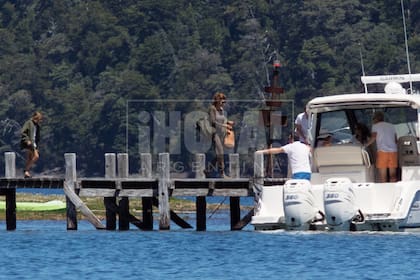 Seguida por Antonia, Juliana aborda el crucero de unos amigos en el muelle de su casa.